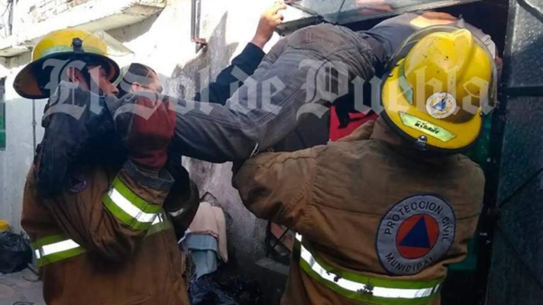 Muerto atorado en ventana